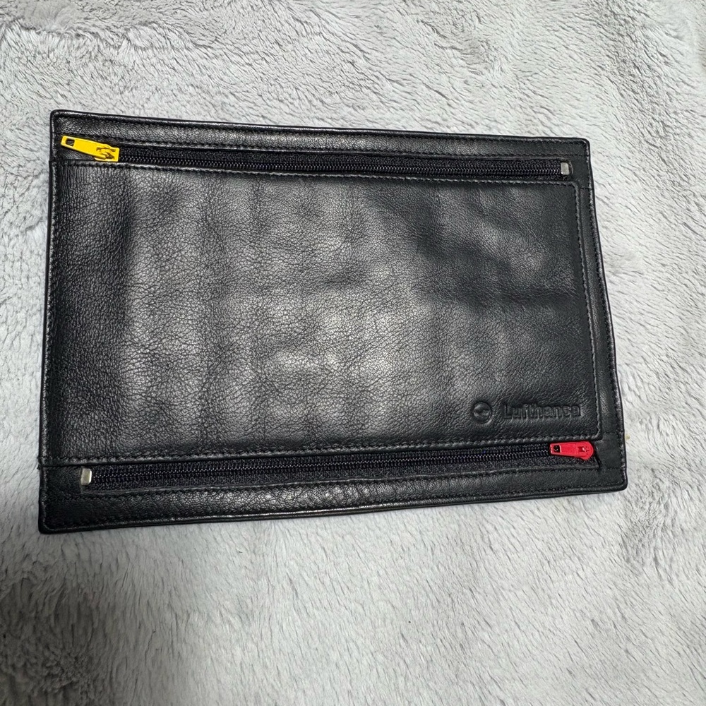 Lufthansa Black leather Wallet with Zipper and Sturdy Border